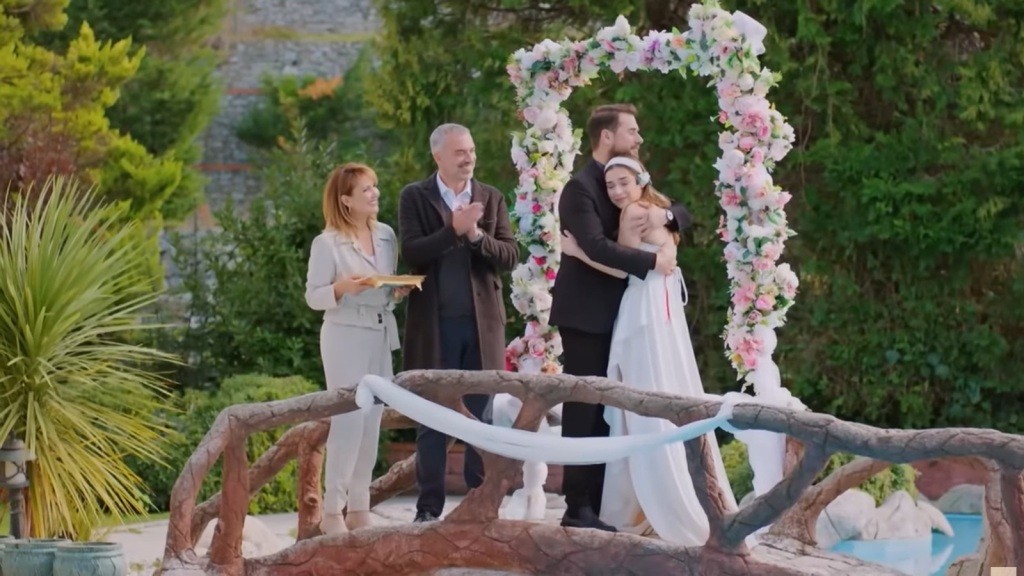 Kuzey obejmuje Silę tuż po ich zaręczynach. Obok stoją Bulent i Feraye.