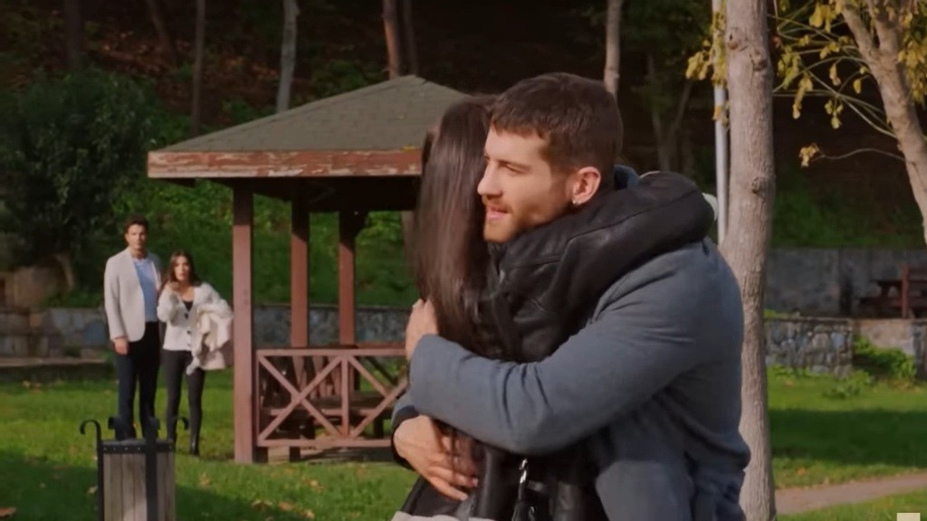 Cihan przytula Ozlem. Wszystko obserwują Ege i Zeynep.