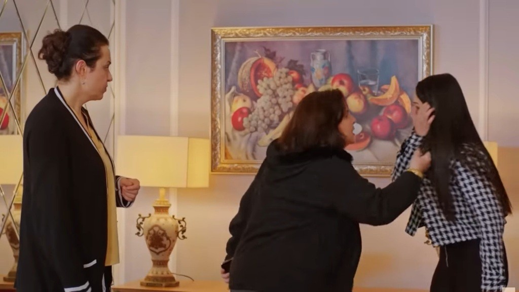 Naciye szarpie Bahar za włosy. Obok stoi Cavidan.