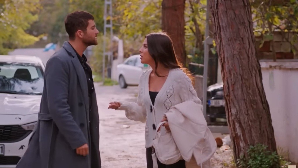 Zeynep stoi naprzeciwko Cihana. Mówi do niego z napięciem na twarzy.