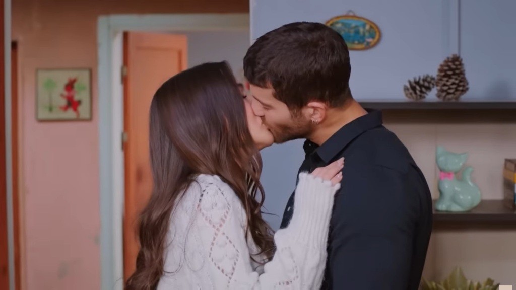 Zeynep i Cihan całują się.