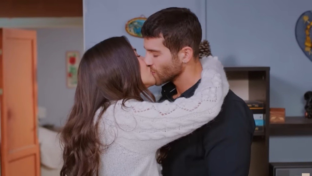 Zeynep obejmuje Cihana, całując go.