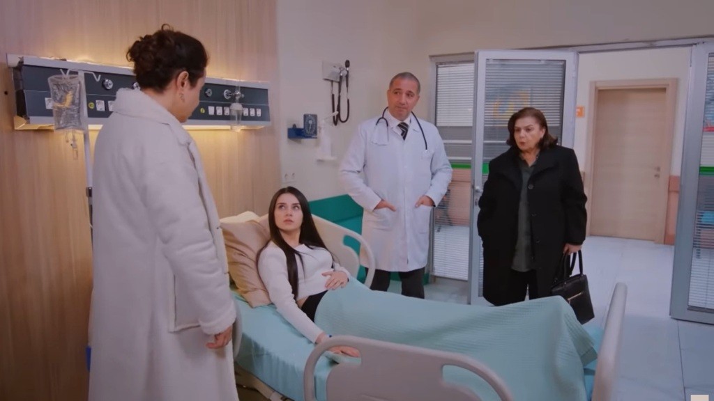 Bahar leży na łóżku w sali szpitalnej. Obok niej są Cavidan, Naciye i doktor.