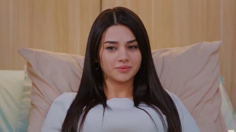 Na twarzy Bahar pojawia się subtelny, lecz pełen przebiegłości uśmieszek.