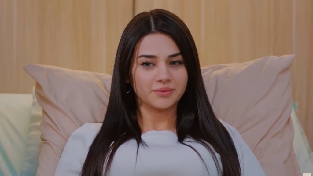 Na twarzy Bahar pojawia się subtelny, lecz pełen przebiegłości uśmieszek.