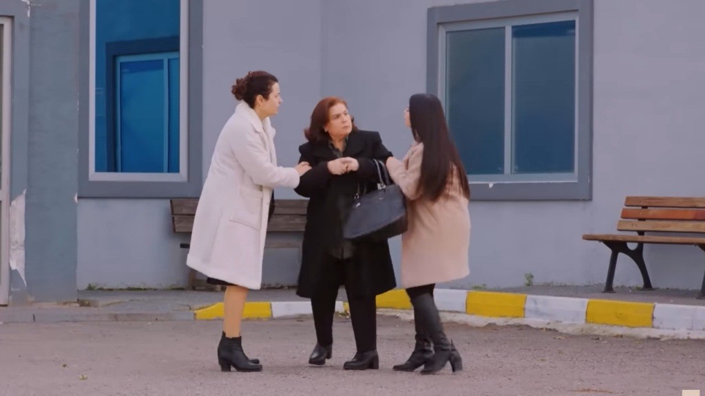 Bahar i Cavidan próbują powstrzymać Naciye przed pójściem na komisariat.