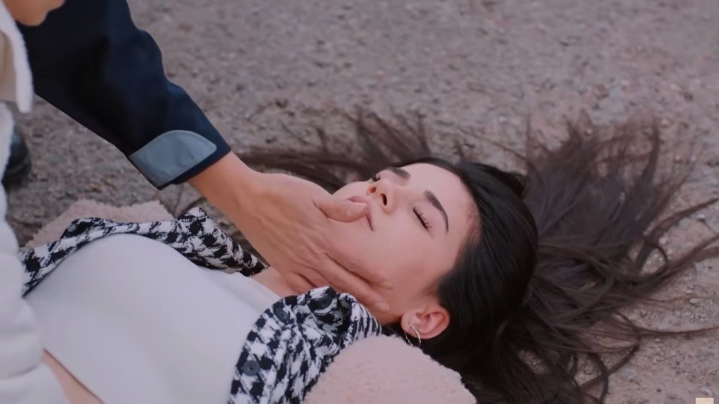 Policjant sprawdza puls Bahar.