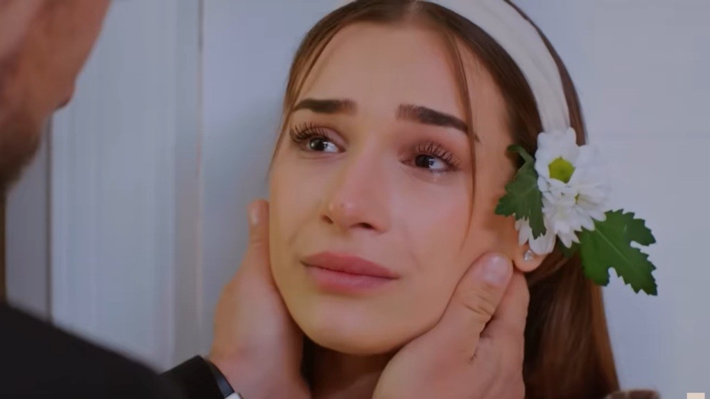 Dłonie Kuzeya obejmują twarz wzruszonej Sili.