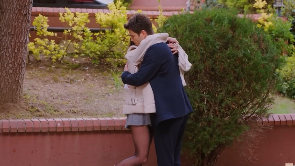 Zeynep przytula Egego.