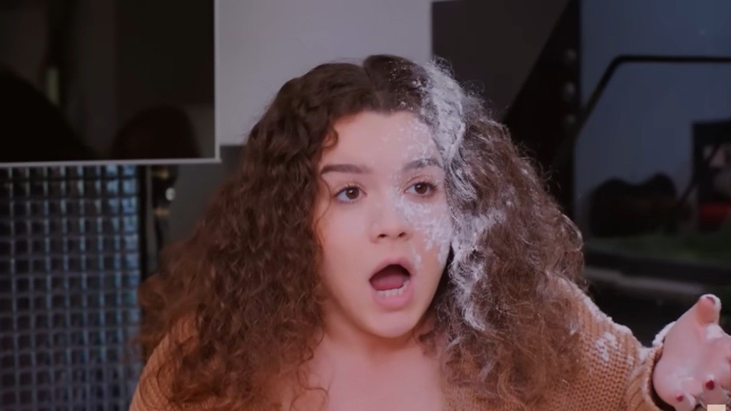 Melis otwiera szeroko oczy i usta. Jej twarz i włosy obsypane są mąką.