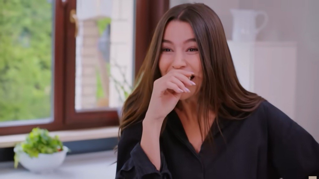 Zeynep nie może powstrzymać wybuchu śmiechu.