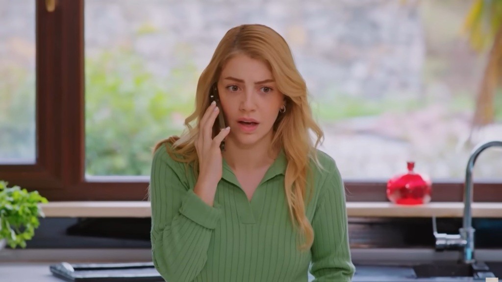 Seda rozmawia przez telefon. Na jej twarzy maluje się strach.