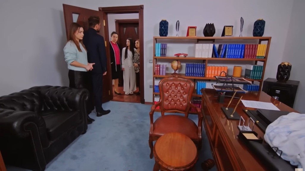 Bahar, Cavidan i Naciye nakrywają Kuzeya i Silę w gabinecie.