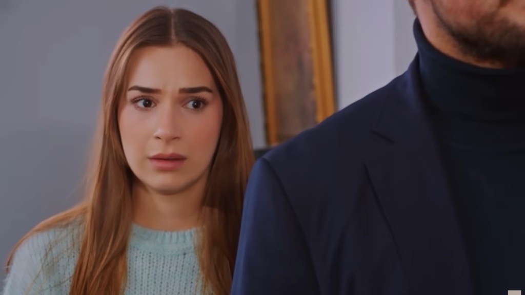 Sila chowa się za Kuzeyem. Jest przestraszona.