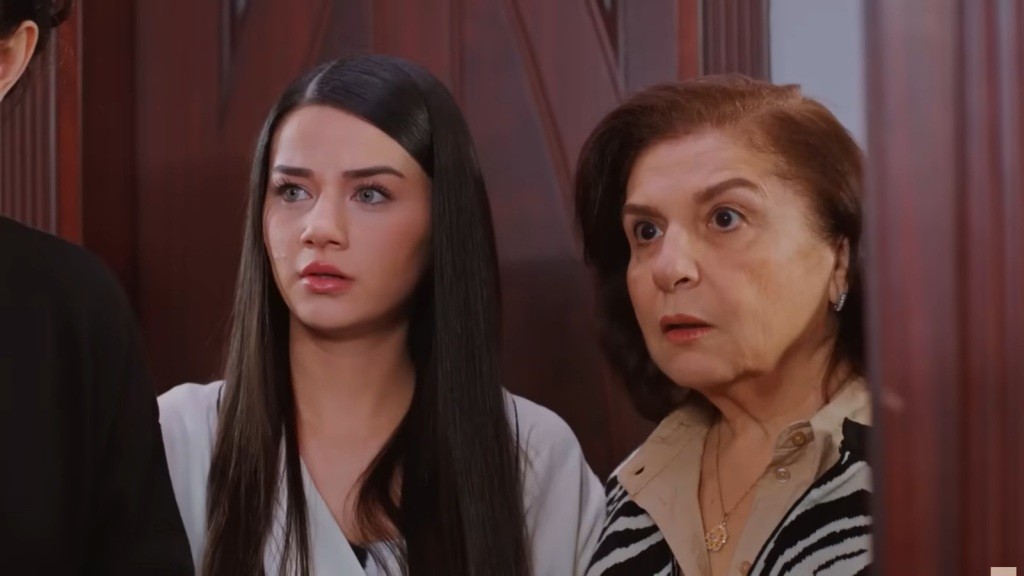 Bahar i Naciye spoglądają w napięciu, stojąc w progu gabinetu.