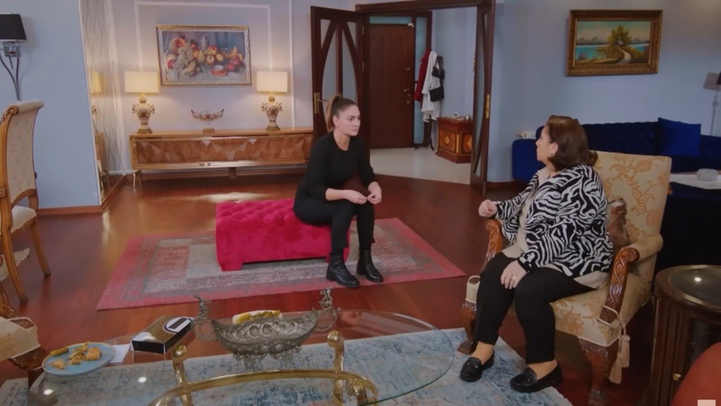 Yildiz rozmawia z Naciye.