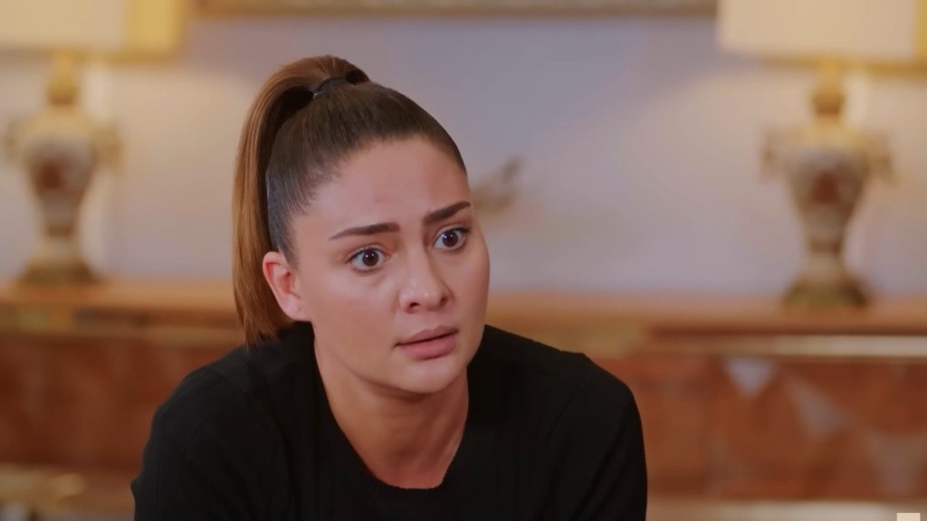 Zbliżenie na skupioną twarz Yildiz.