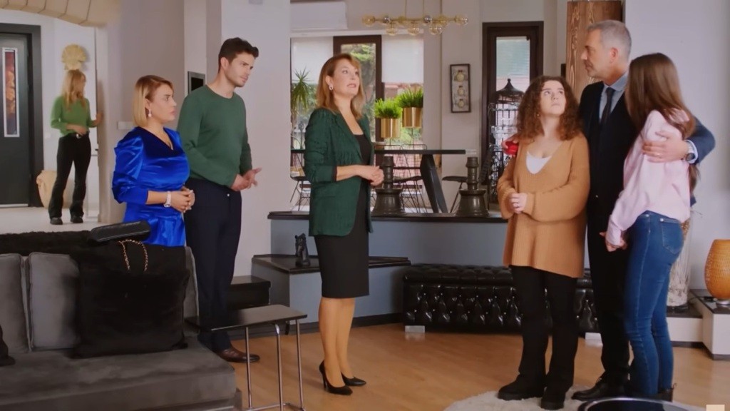 Bulent obejmuje Melis in Zeynep. Obok stoją Feraye, Ege i Belkis.