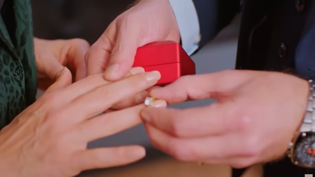 Bulent wsuwa pierścionek na dłoń Feraye.