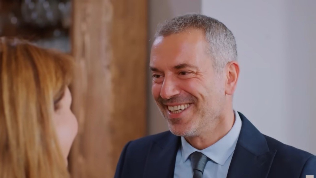 Bulent śmieje się radośnie, patrząc w twarz żony.