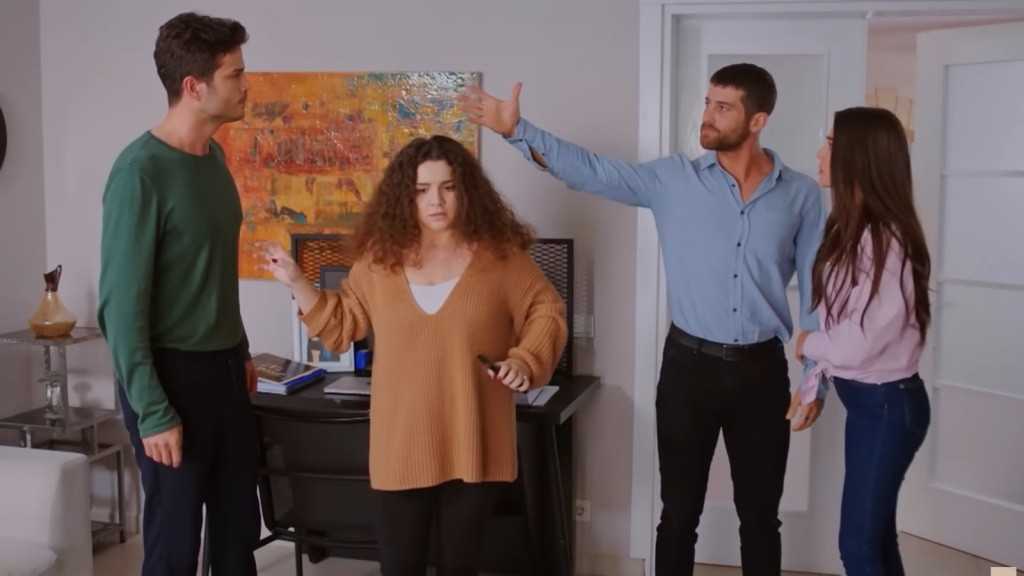 Cihan kłóci się z Egem w gabinecie. Między nimi stoi Melis, a Zeynep stara się uspokoić Cihana.