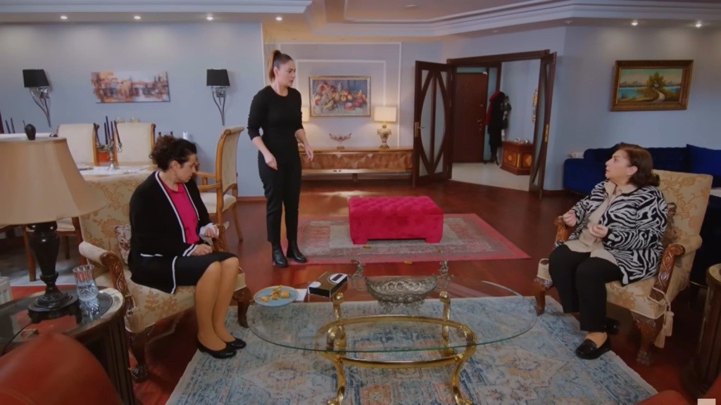 Cavidan i Naciye siedzą na fotelach w salonie. Yildiz stoi, zszokowana.