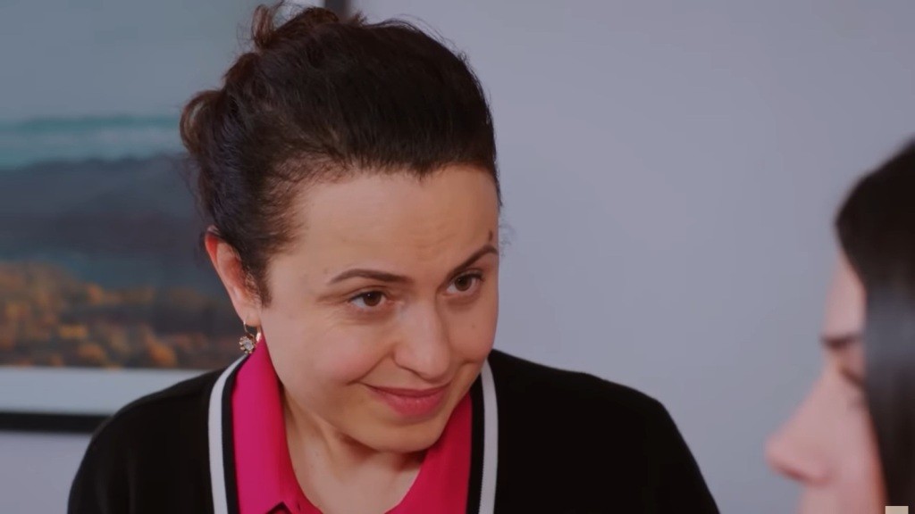 Cavidan z uśmiechem patrzy na Bahar.