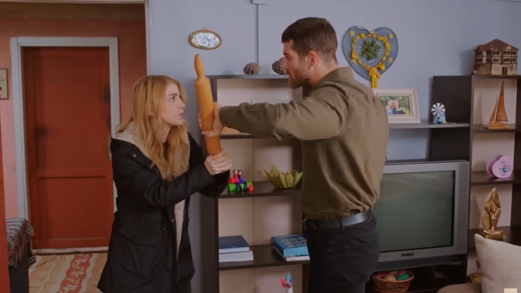 Cihan chwyta drewniany wałek do ciasta, którym Seda chciała go uderzyć.