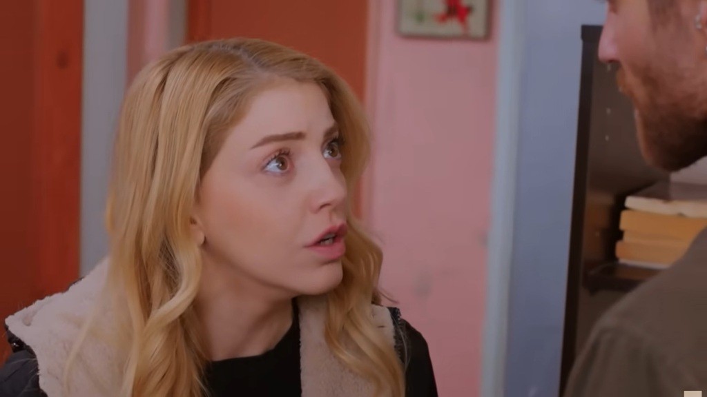 Seda patrzy ze złością i oburzeniem na brata.