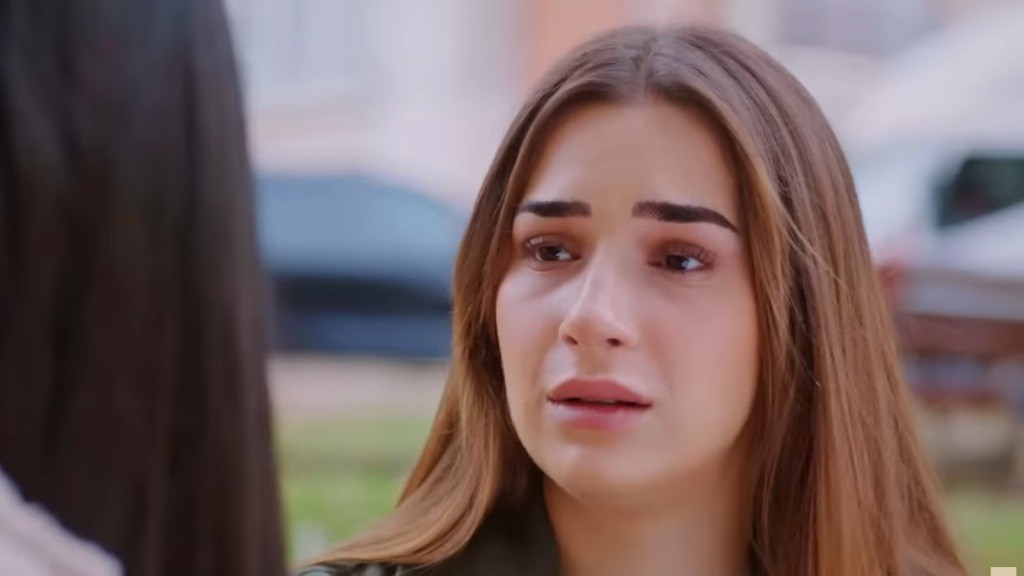 Sila ze łzami w oczach patrzy na siostrę.