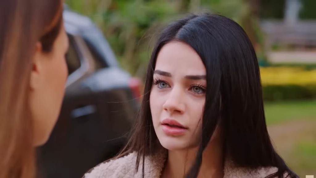 Bahar patrzy z głębokim żalem w twarz Sili.