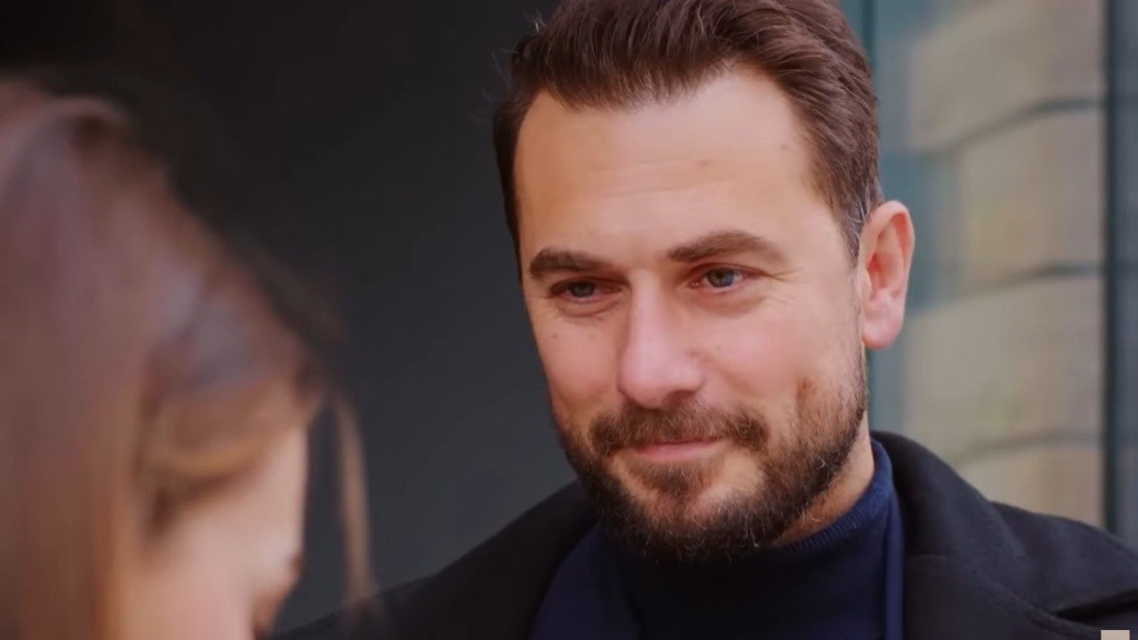 Kuzey uśmiecha się, patrząc na Silę.