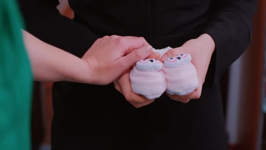 Dziecięce buciki w rękach Sili.