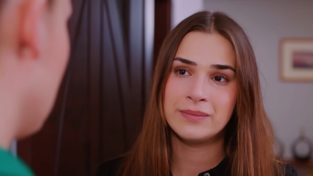 Sila spogląda na Yildiz.