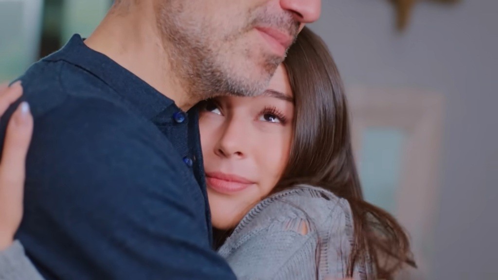 Zeynep przytula się do ojca.