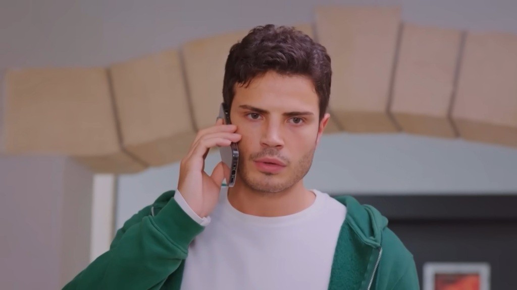 Ege rozmawia przez telefon.