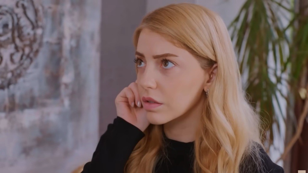 Seda chwyta się za ucho, zdając sobie sprawę, że brakuje jej jednego kolczyka.