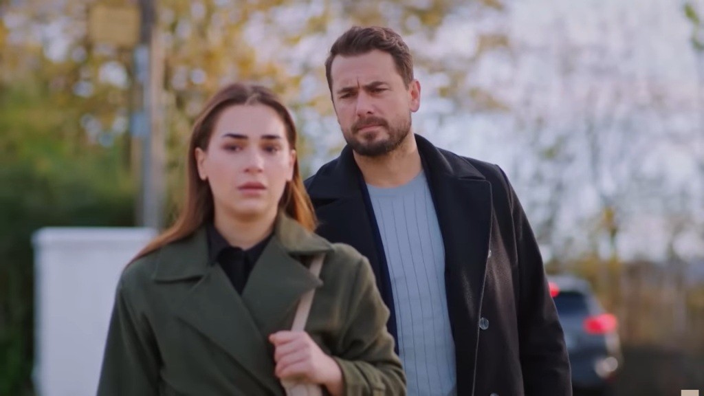 Sila trzyma rękę na ramiączku torebki, a za nią przystaje Kuzey.