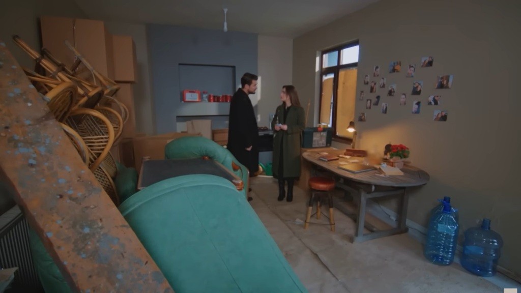 Sila i Kuzey w pomieszczeniu w piwnicy.