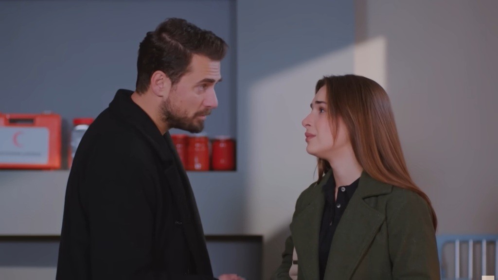 Kuzey i Sili rozmawiają w piwnicy.