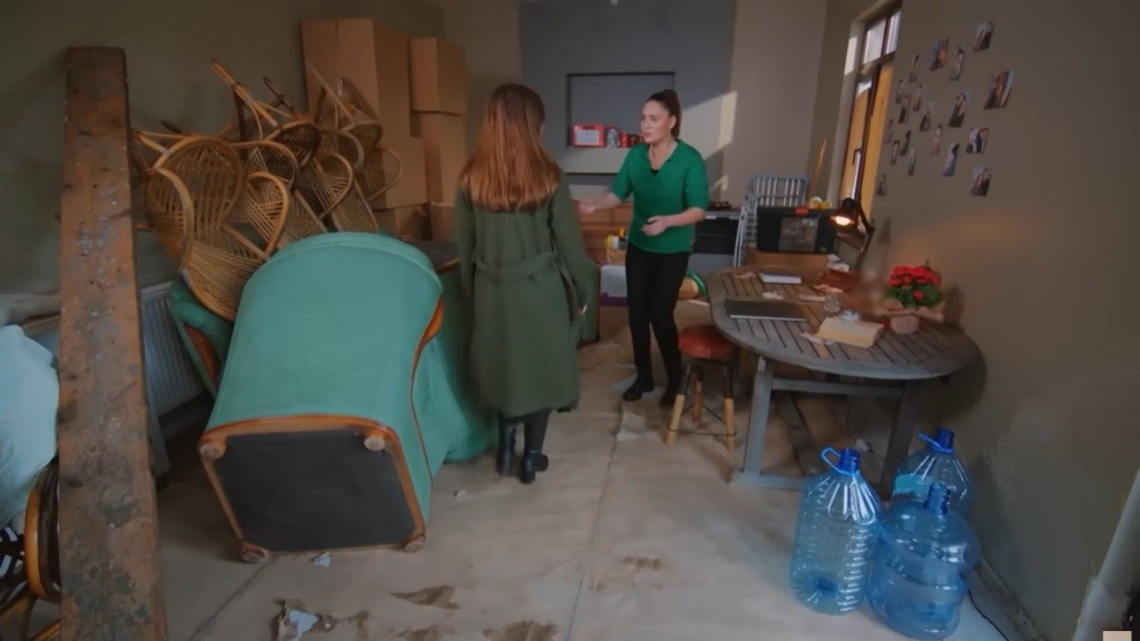 Yildiz jest zaskoczona, znajdując Silę w piwnicy.