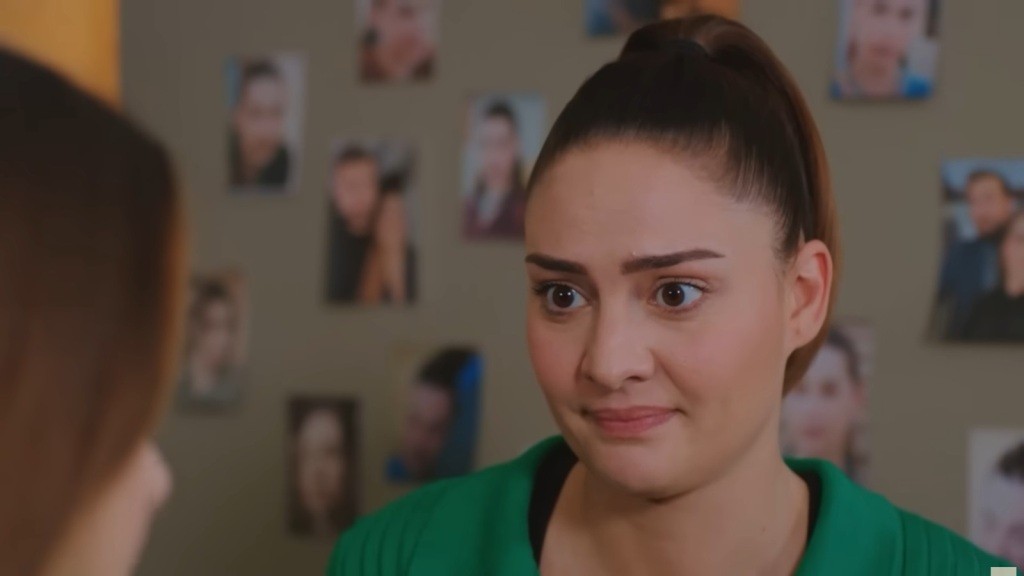 Yildiz patrzy z troską na Silę.