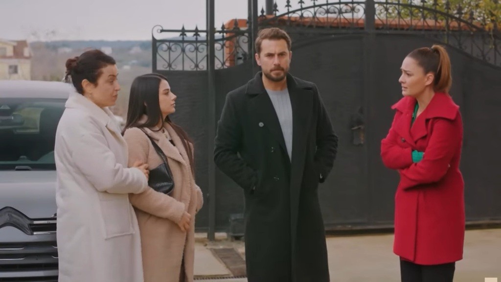 Scena na podwórku. Bahar obejmuje córkę. Obok stoją Kuzey i Yildiz.