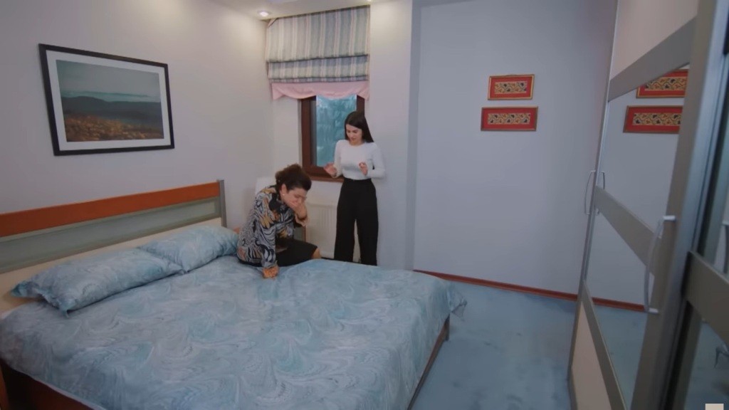 Cavidan ma mdłości. Siedzi na łóżku i zasłania usta ręką. Bahar patrzy na nią z niepokojem.