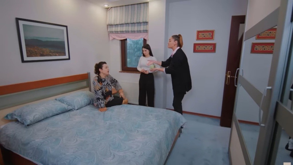 Yildiz przynosi Bahar napar ziołowy.