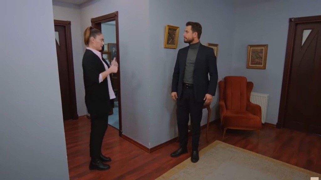 Yildiz unosi dwa kciuki, stając przed Kuzeyem.