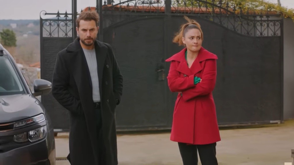 Kuzey i Yildiz stoją na zewnątrz.