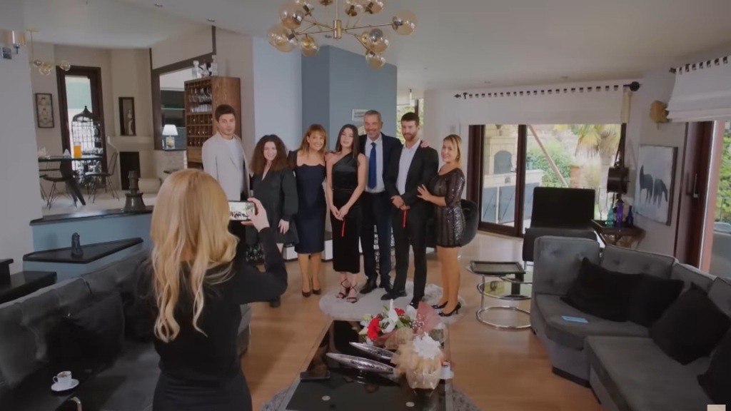 Rodzinne zdjęcie po zaręczynach Cihana i Zeynep.