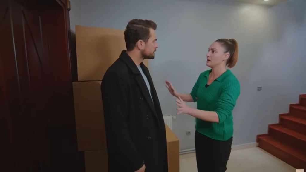 Yildiz zatrzymuje Kuzeya przed wejściem do pokoju w piwnicy.