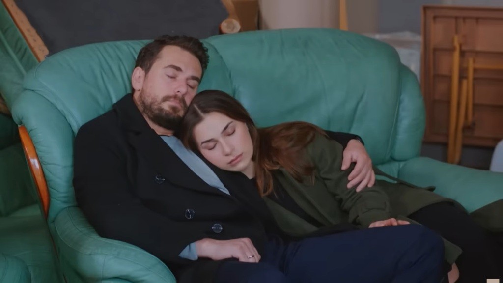 Kuzey i Sila zasnęli na zielonej sofie.